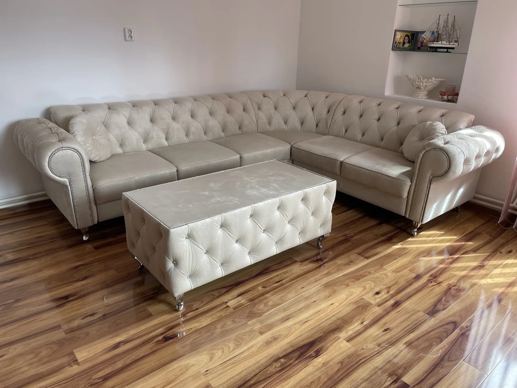 Narożnik Chesterfield kremowy ze stolikiem, Oświęcim